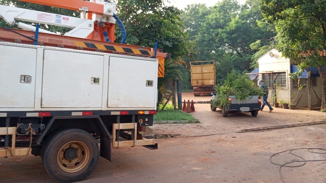 Foto 2 de 3 — Idoso fica ferido após ser atingido por poste em bolsão de Araraquara